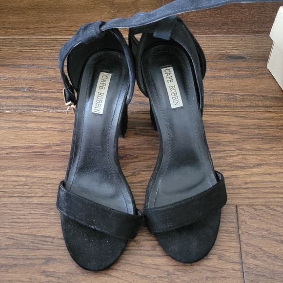 Black heels - Picture 2 of 3